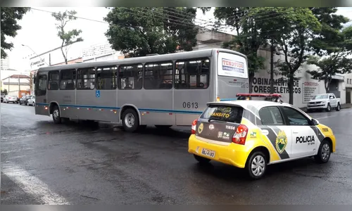 Moça fica ferida após acidente entre carro e ônibus