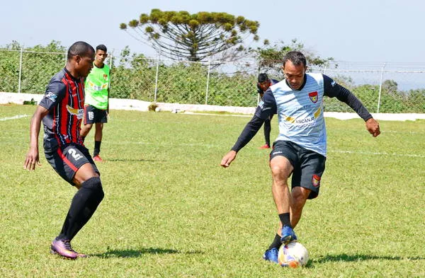 O professor Ronaldo Castro, durante treino recreativo no Apucarana, acertou com o Nacional - Foto: Delair Garcia