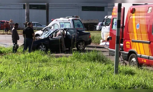 Acidente entre carreta e carro deixa um ferido