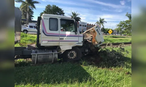
							Acidente entre carreta e carro deixa um ferido
						
						