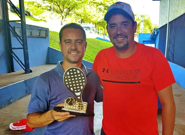 O tenista Junior Felite, com o diretor de esportes do Country, Leonardo Oliveira, foi o campeão da categoria "A" em 2018 - Foto: Divulgação