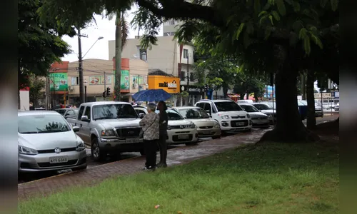 Chuva chega de mansinho e leves pancadas são previstas para hoje