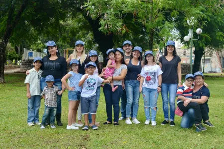 Na foto, pais e crianças assistidas pela associação.