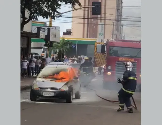 Veículo pega fogo em meio a rua e mobiliza Corpo de Bombeiros
