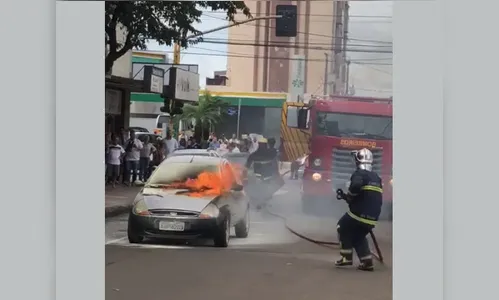 Veículo pega fogo em meio a rua e mobiliza Corpo de Bombeiros