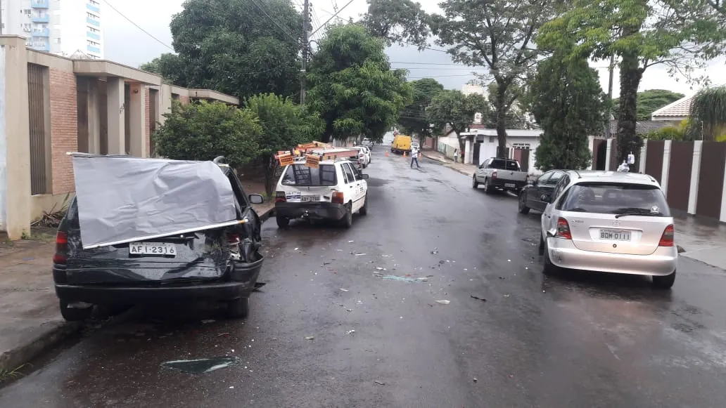Van desgovernada atingiu cinco carros, na Rua Guarapuava. Foto: Sérgio Rodrigo