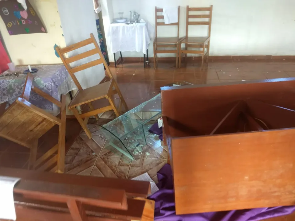 Homem invade igreja e destrói objetos sacros em Rio Branco do Ivaí