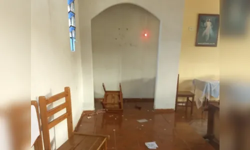 
							Homem invade igreja e destrói objetos sacros em Rio Branco do Ivaí
						
						