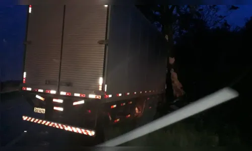 
							Caminhão sai da pista e bate contra árvore no Contorno Sul de Rolândia
						
						