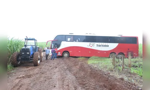Ônibus de turismo é parado a tiros em assalto na PR-444