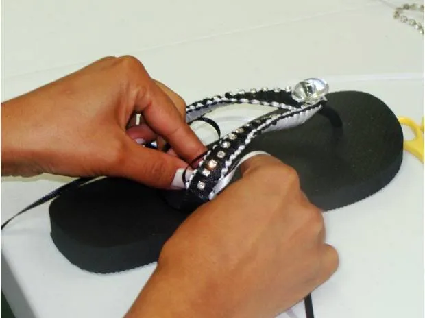 Prefeitura oferece curso gratuito de bordados em chinelos