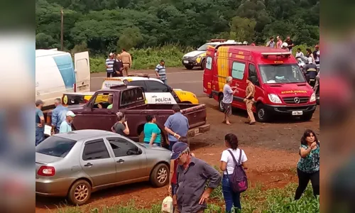 
							Acidente entre carro e ônibus escolar deixa dois feridos em Lidianópolis 
						
						