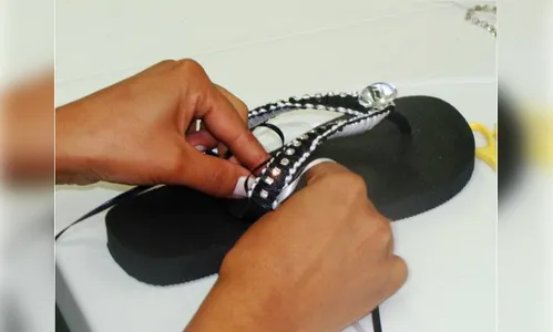 Prefeitura oferece curso gratuito de bordados em chinelos
