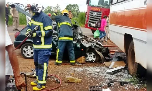 Acidente entre carro e ônibus escolar deixa dois feridos em Lidianópolis 