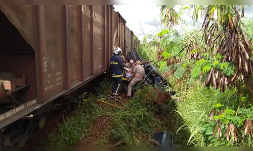 Acidente entre camioneta e trem mobiliza Siate e Samu em Apucarana