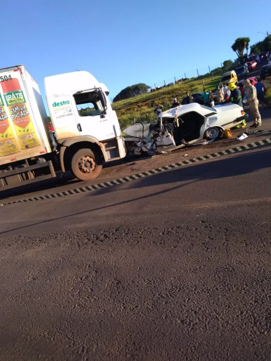 Mulher morre em acidente entre carro e caminhão em Apucarana
