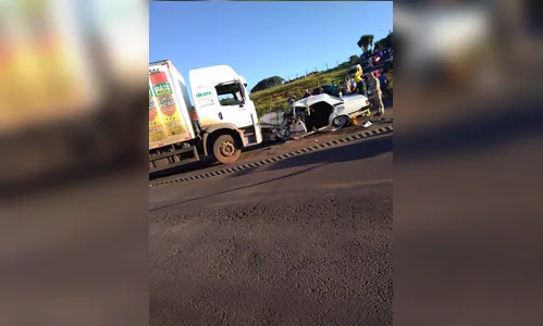 Mulher morre em acidente entre carro e caminhão em Apucarana