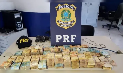 PRF apreende mais de meio milhão de reais em carro no Paraná