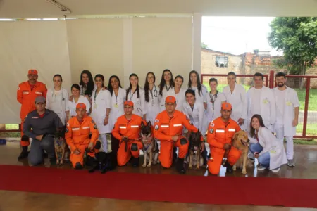 Cães são homenageados por trabalho em Brumadinho