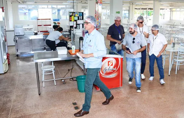 Técnicos da Vigilância Sanitária vistoriaram o restaurante da UTFPR (Foto: Delair Garcia)