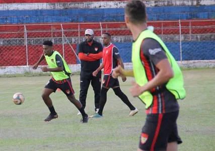 O treinador Índio Ferreira, do Apucarana, espera pela chegada de mais jogadores no elenco - Foto: www.oesporte.com.br