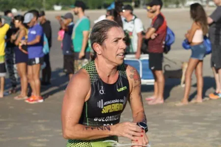 Rosiane Cristina Bolonhezi voltou a se destacar no Sesc Triathlon na praia de Caiobá - Foto: Divulgação