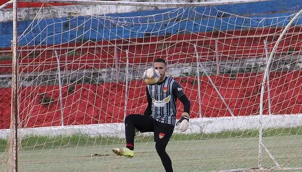 O goleiro Edson, ex-Foz do Iguaçu, é reforço do Apucarana Sports para a disputa da Segundona - Foto: www.oesporte.com.br