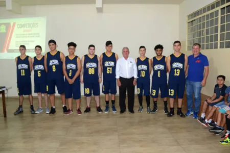 O prefeito José Isalberti, com os jogadores de São Pedro do Ivaí - Foto: Divulgação