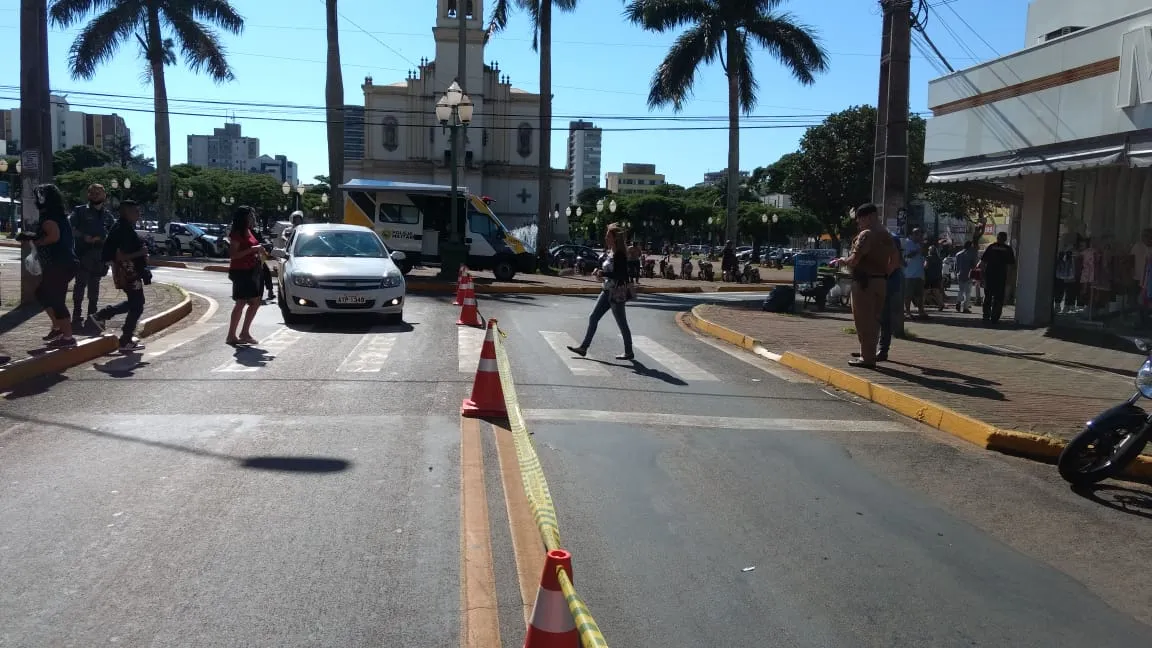 PM reforçou a sinalização para que os pedestres atravessem a rua somente pela faixa. Foto: Divulgação/PM