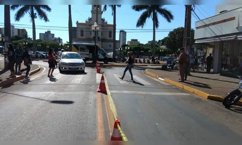 Pedestres recebem orientações de segurança no trânsito em Apucarana 