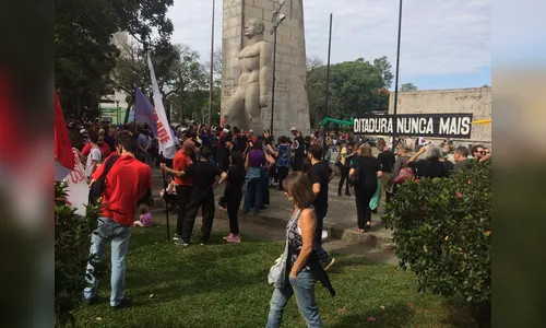No Paraná, cerca de mil pessoas se reúnem contra a ditadura 