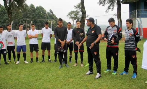 O treinador Toninho Santos começa a montar o Apucarana para o Campeonato Estadual da categoria sub-19 - Foto: www.oesporte.com.br