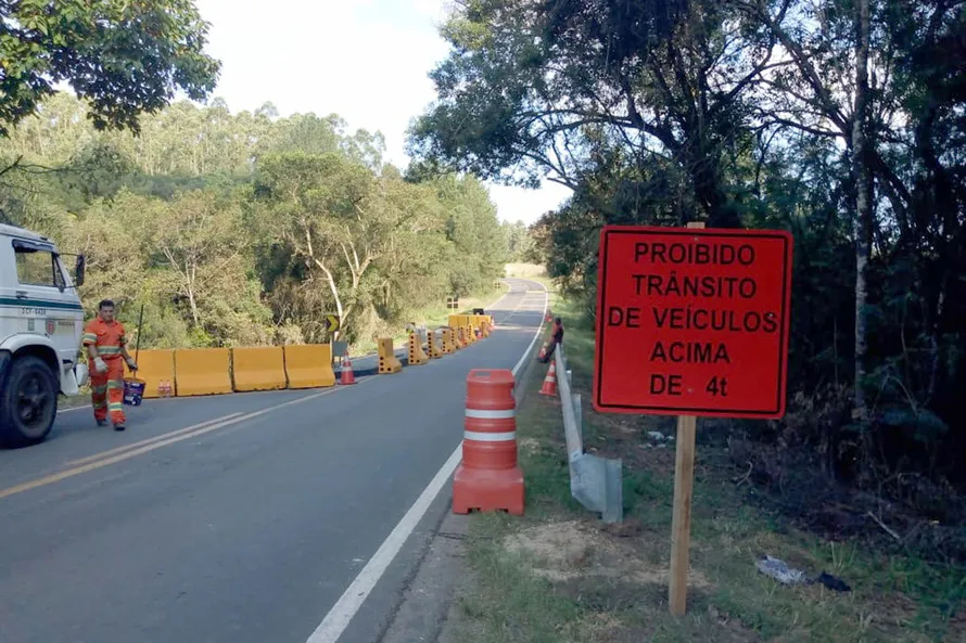 ​A estrada foi parcialmente interditada pelo DER-PR no trecho entre Tibagi e Telêmaco Borba. A Polícia Rodoviária Estadual (PRE) já lavrou 40 autuações.