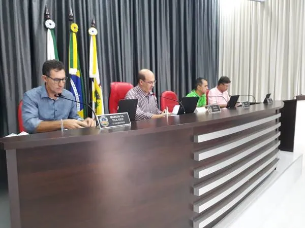 Vereadores durante sessão em Apucarana (Foto: Divulgação)