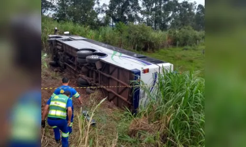 
							Motorista morre e pelo menos quatro passageiros ficam feridos após tentativa de assalto a ônibus 
						
						