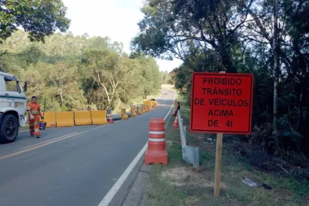 ​A estrada foi parcialmente interditada pelo DER-PR no trecho entre Tibagi e Telêmaco Borba. A Polícia Rodoviária Estadual (PRE) já lavrou 40 autuações.