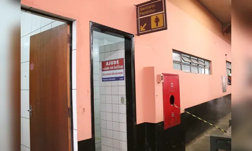 Banheiros do terminal urbano são alvo de vandalismo; prefeitura já iniciou reforma