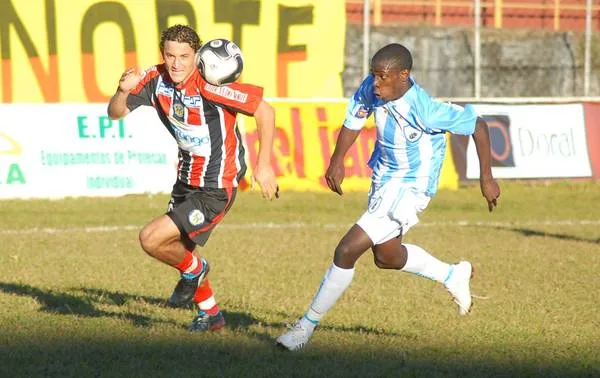 O meia Safira no Roma Apucarana contra o Londrina em 2010 no Paranaense da Divisão de Acesso - Foto: Arquivo/TN