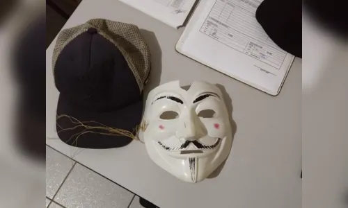 
							Adolescentes armados com machados invadem escola no Paraná
						
						