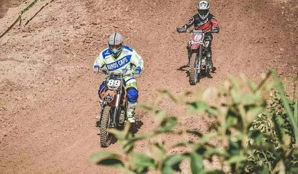 Os pilotos Felipe Augusto e Gabriel Denobi, de Apucarana, disputam a segunda etapa da Copa Paraná - Foto: Divulgação