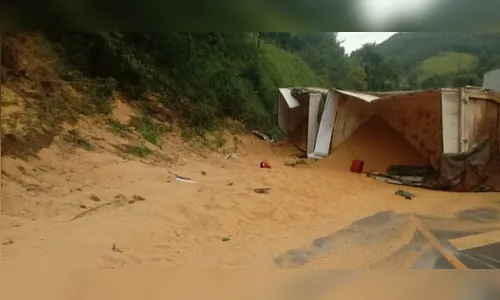 Carreta carregada de soja tomba e atinge motociclista