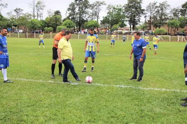 O prefeito Sérgio Onofre deu o pontapé inicial nas partidas do Centro Social Urbano em Arapongas - Foto: Divulgação