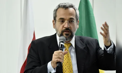 Bolsonaro exonera Vélez e anuncia Weintraub como sucessor