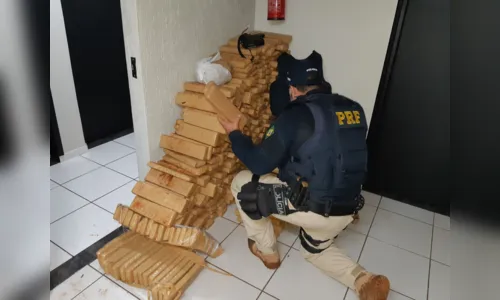 
							PRF apreende 1,5 tonelada de maconha em um fim de semana no Paraná
						
						