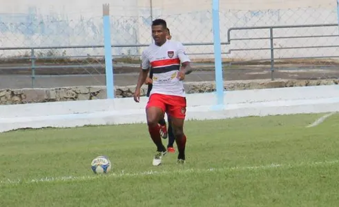 O lateral-direito Romário defende o Apucarana Sports nesta quarta à tarde em Guarapuava: Tricolor tenta a 2ª vitória |  Foto: Apucarana/Divulgação