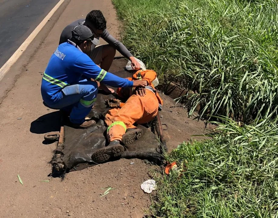 Trabalhadores roçavam a margem da rodovia quando foram atropelados. Foto: Reprodução/WhatsApp