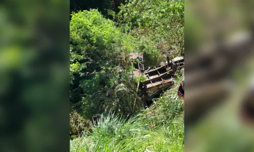 
							Caminhão desgovernado atropela dois trabalhadores na BR-376 em Mandaguari
						
						
