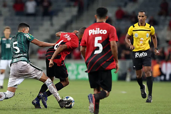 Nilo Neves de Souza Júnior foi o primeiro apucaranense a apitar um duelo entre Athletico e Coritiba - Foto: Albari Rosa/Gazeta do Povo