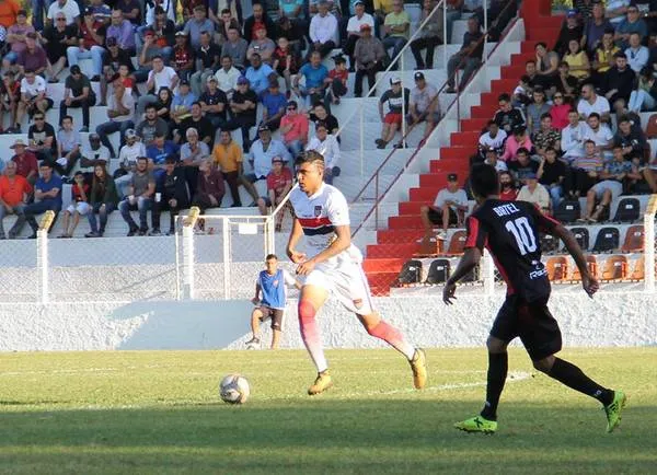 O zagueiro Douglas tem escalação garantida frente ao São Joseense - Foto: Apucarana Sports/Divulgação