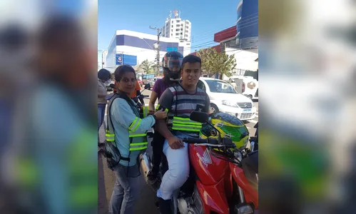 Apucarana distribui coletes refletivos a motociclistas